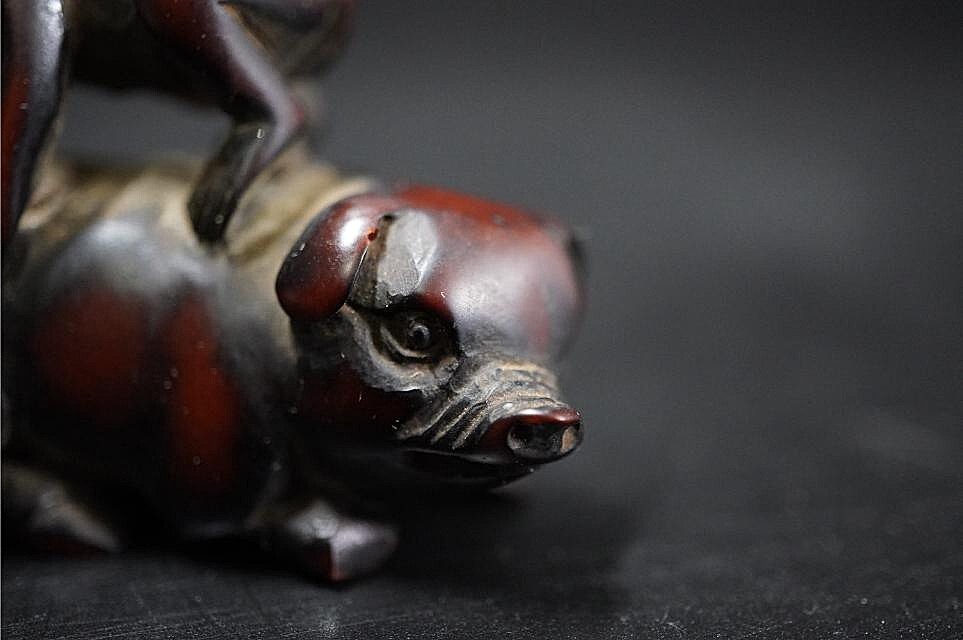 D5841-1 старый netsuke дерево гравюра [ свинья . ездить .] старый netsuke . предмет 