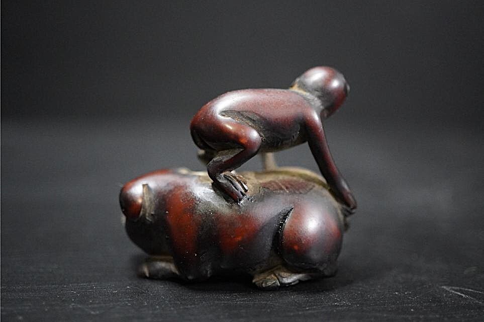 D5841-1 старый netsuke дерево гравюра [ свинья . ездить .] старый netsuke . предмет 