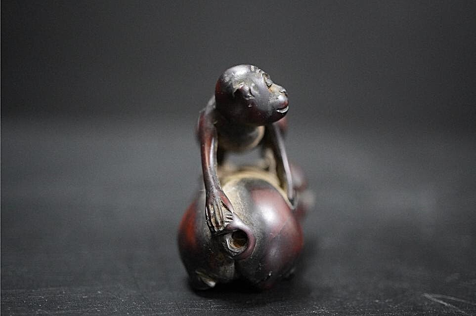 D5841-1 старый netsuke дерево гравюра [ свинья . ездить .] старый netsuke . предмет 