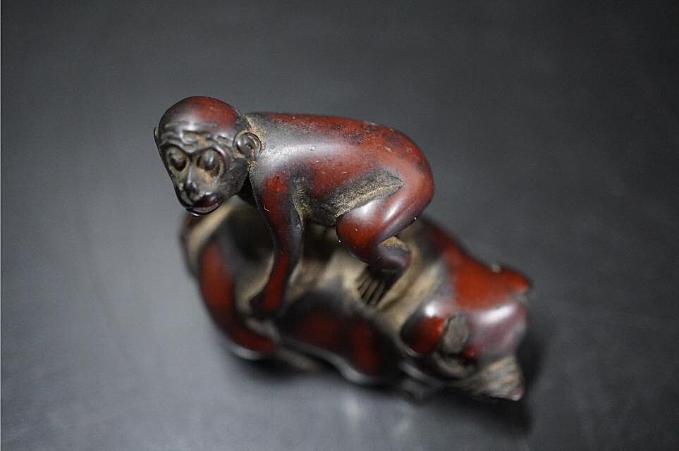 D5841-1 старый netsuke дерево гравюра [ свинья . ездить .] старый netsuke . предмет 