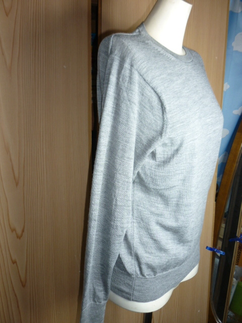 D'18★美品★サイズ L【グレー系色・ウール100%・丸襟ニット】★商品詳細は記載文を・・_画像3