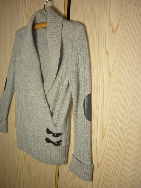 D'34★美品★EPOCA(エポカ)4.8万円・サイズ40【ベージュ色・脇ベルト付きニット】★商品詳細は記載文を・・_画像2