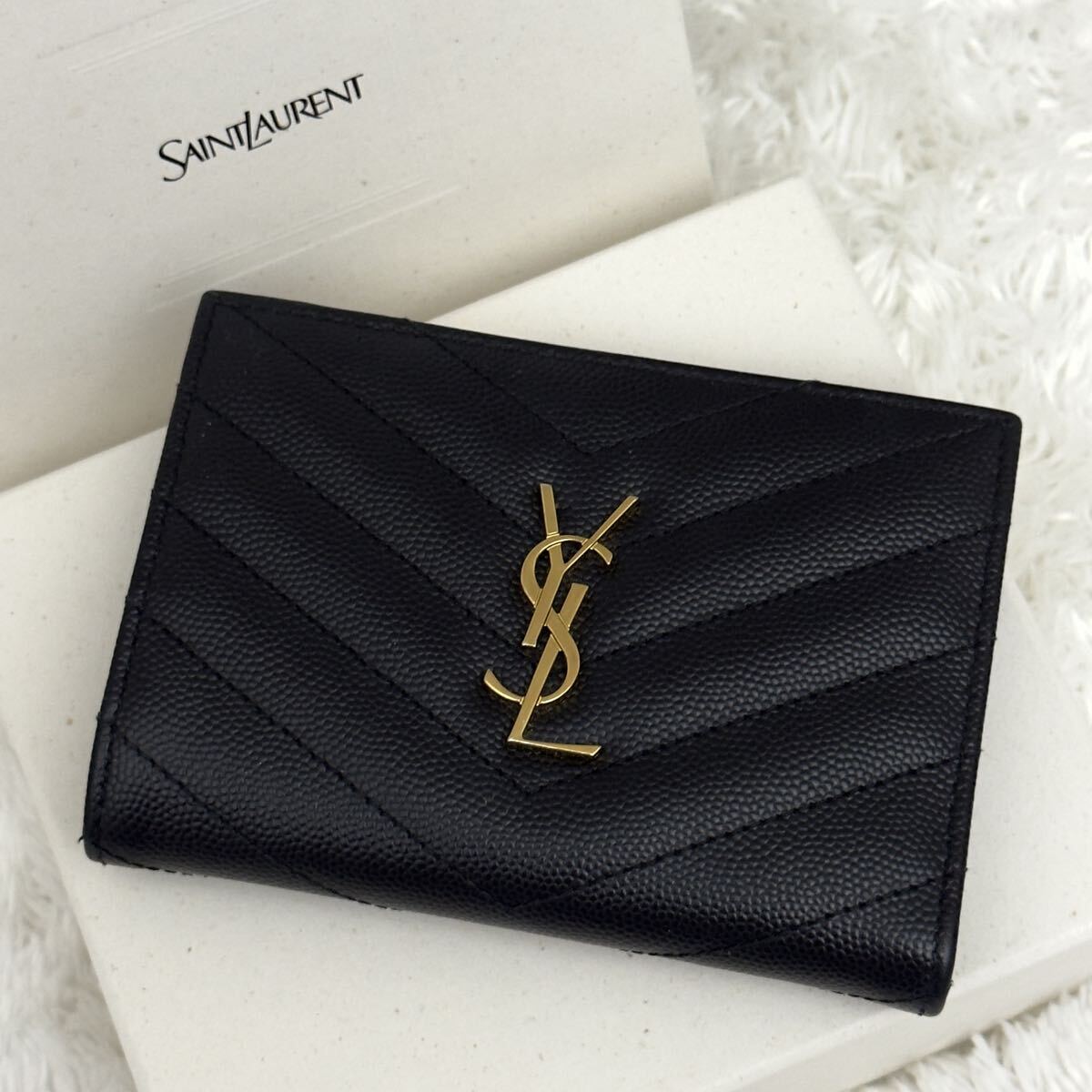 ☆極美品☆サンローラン Saint Laurent 財布 カサンドラ Vステッチ YSLロゴ 二つ折り財布 ゴールド金具_画像1