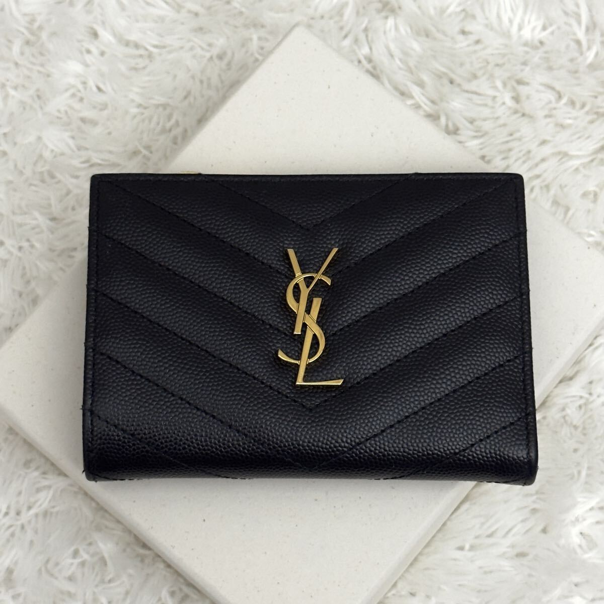 ☆極美品☆サンローラン Saint Laurent 財布 カサンドラ Vステッチ YSLロゴ 二つ折り財布 ゴールド金具_画像2