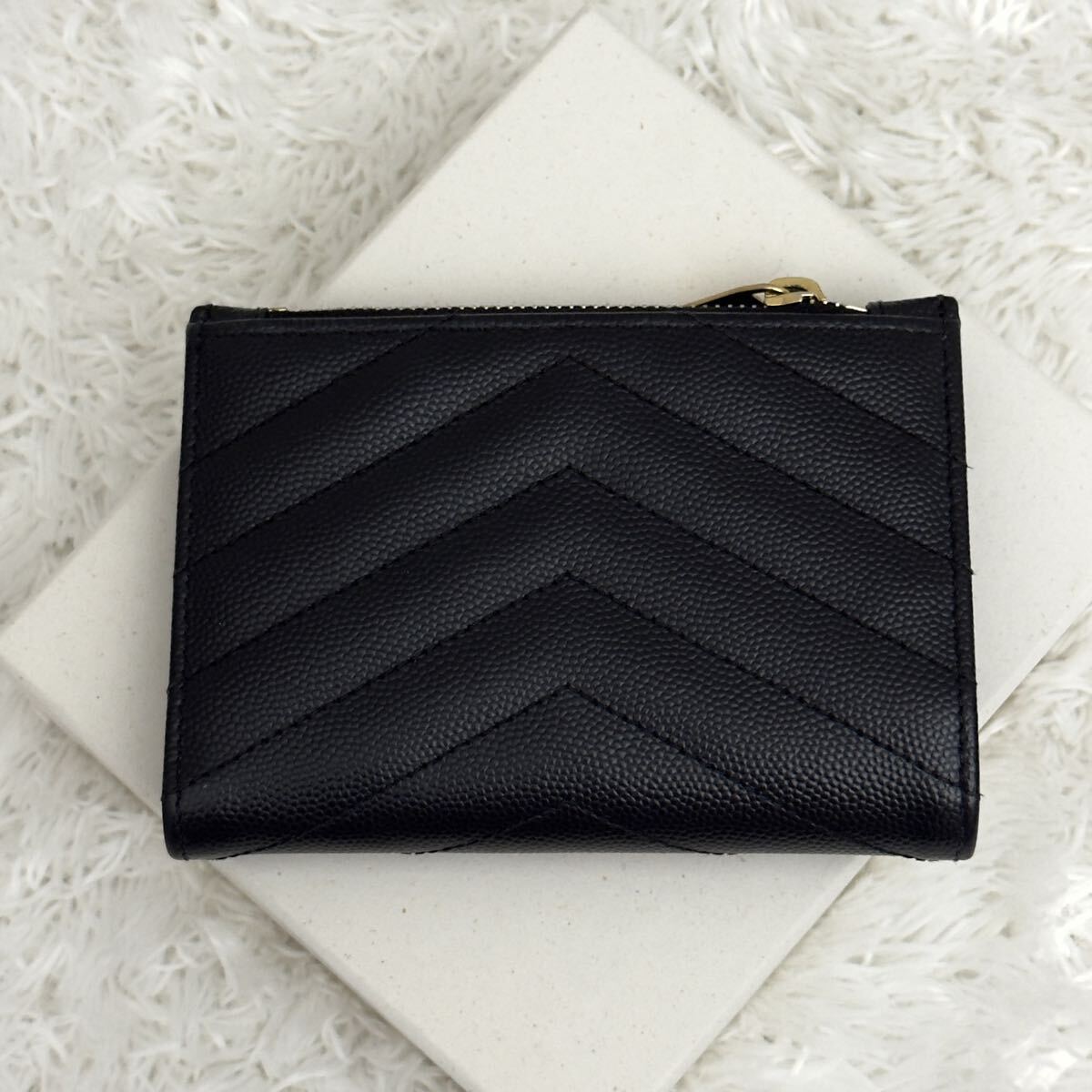 ☆極美品☆サンローラン Saint Laurent 財布 カサンドラ Vステッチ YSLロゴ 二つ折り財布 ゴールド金具_画像3