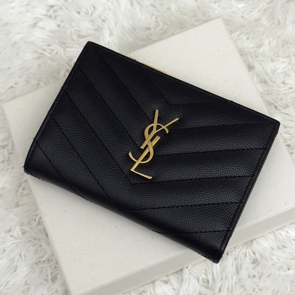 ☆極美品☆サンローラン Saint Laurent 財布 カサンドラ Vステッチ YSLロゴ 二つ折り財布 ゴールド金具_画像9