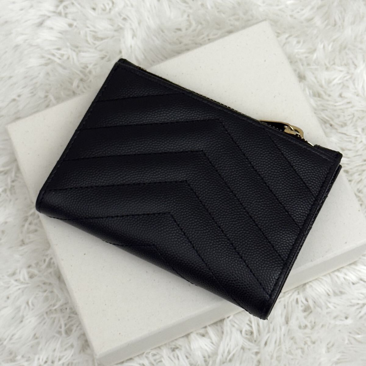 ☆極美品☆サンローラン Saint Laurent 財布 カサンドラ Vステッチ YSLロゴ 二つ折り財布 ゴールド金具_画像10