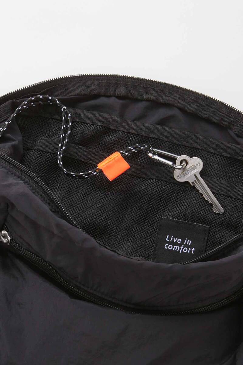 ■■フェリシモ■■１回使用・美品　リブインコンフォートはまじとコラボ日常も旅行にも絶対使える 撥水薄軽ショルダーバッグ（ブラック）_画像5