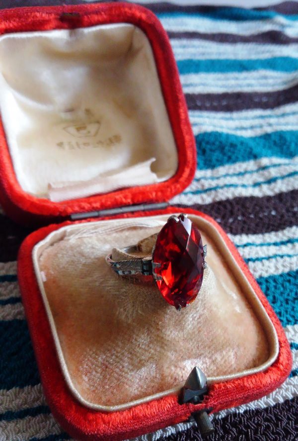 ヴィンテージ サンプラチナ 赤色楕円形ガラス石指輪 昭和レトロ サイズ13号 送料込み リングアーム部分模様が綺麗です_画像1