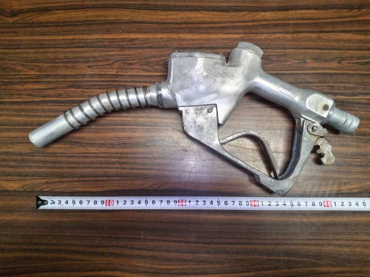 (726)ガソリン 給油ノズル 灯油用 アルミ製 手動タイプ 全長約40cm 中古 約40cm 給油ガン レトロ 整備工場部品 _画像2