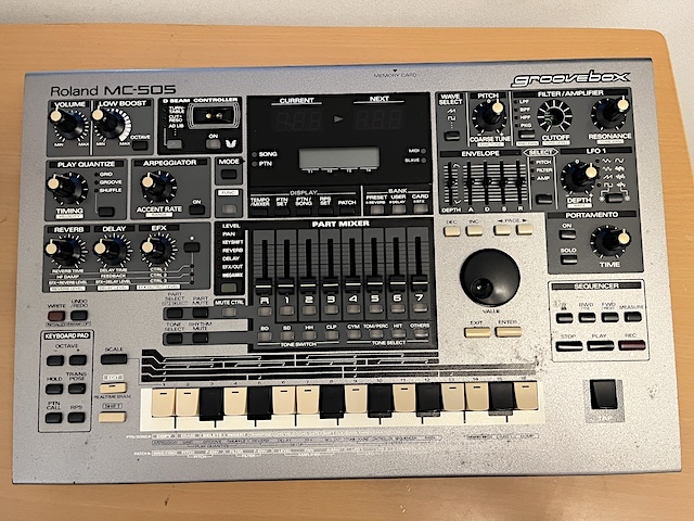 ROLAND MC-505 2台 ジャンク ニコイチ (FANTOM INTEGRA XV JV JD JUNO ARX SPECTRASONICS 小室哲哉 TM)_画像7