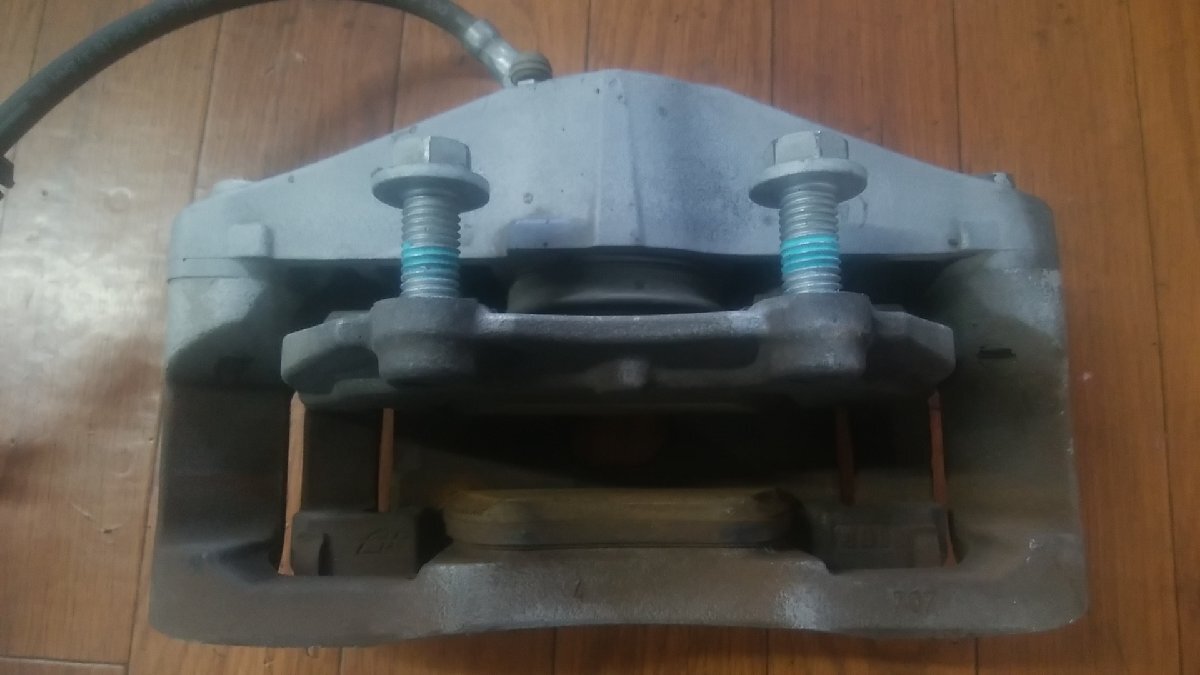 U#199 ボルボV40 クロスカントリーD4 LDA-MD4204T 2018年 左フロントブレーキキャリパー 左前_画像3