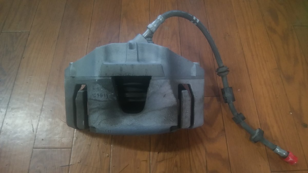 U#199 ボルボV40 クロスカントリーD4 LDA-MD4204T 2018年 左フロントブレーキキャリパー 左前_画像1