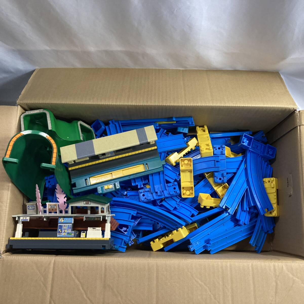 ★ TOMY プラレール レール部品 まとめ売り 直線レール 曲線レール クロスライナー 土台 1.9kg その他パーツ＆装飾 ★F041128T_画像1