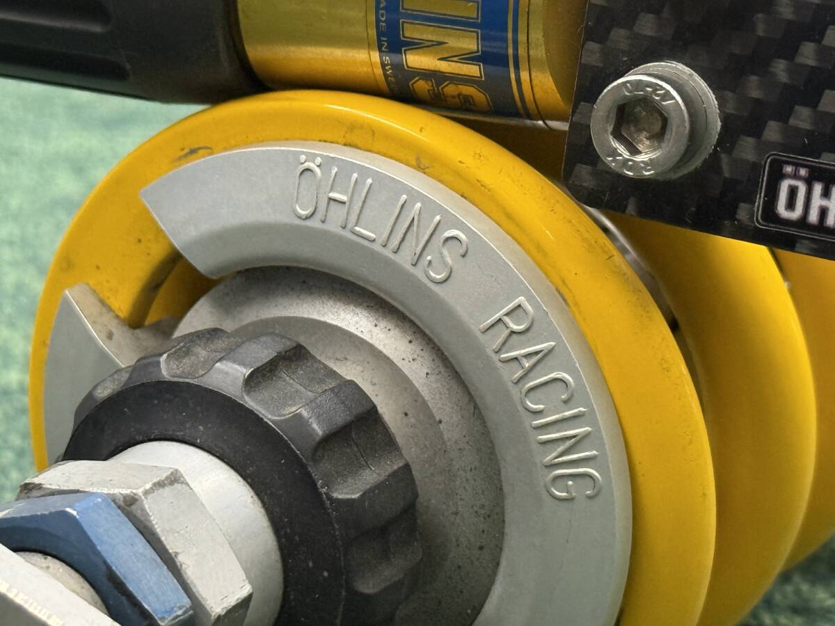 【美品】GSX1300R Hayabusa 隼 ハヤブサ 99-07 GW71A OHLINS（オーリンズ) SU406 ＋アジャスターダイヤル用 カーボンステー付き_画像2