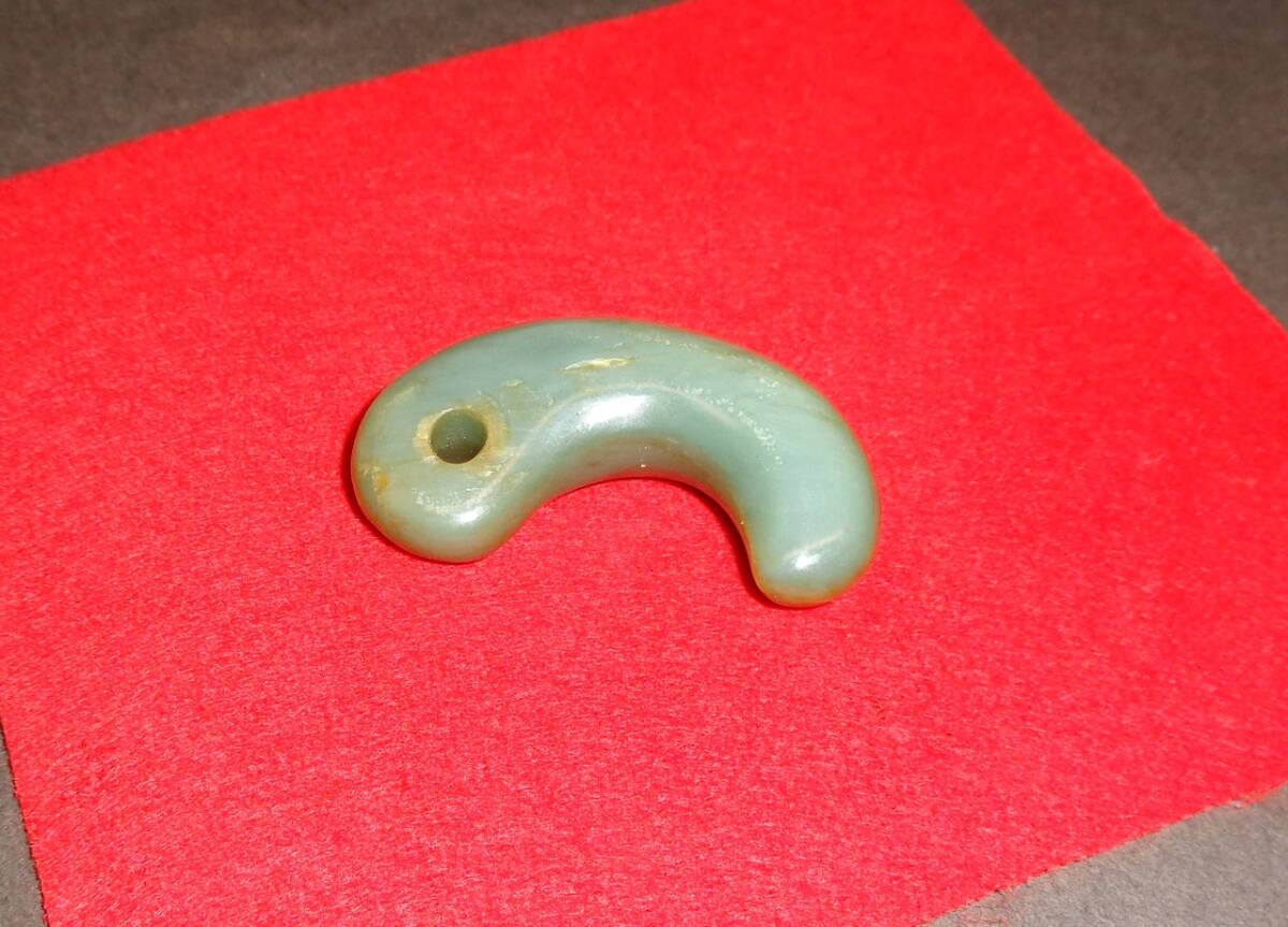 緑石の勾玉　青森県出土　曲玉・出土品・装身具_画像1