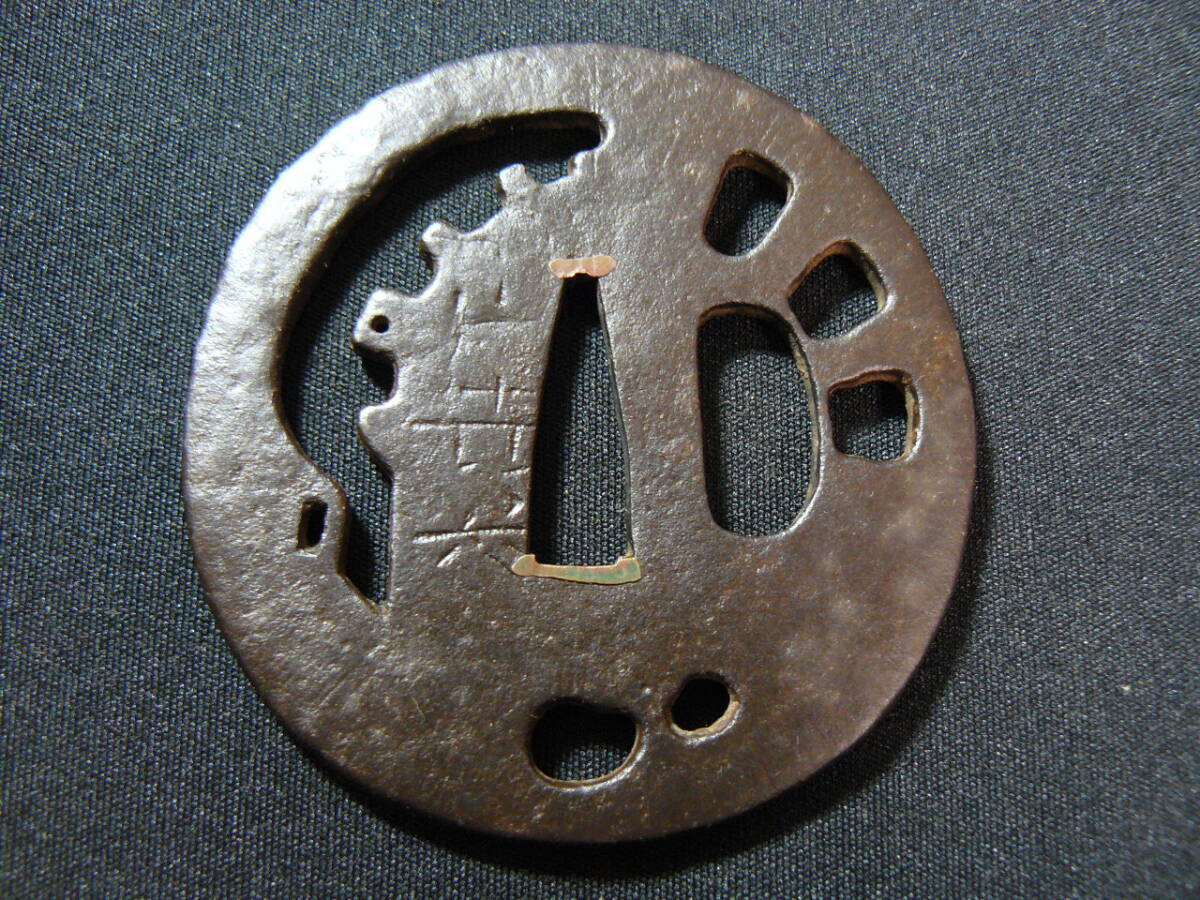 名品　鐔鍔つば　『山吉兵』　在銘　尾張国清洲の住人で初代、二代と織田家に仕え、法安と並ぶ尾張の代表的鍔工 安土桃山時代 武具 刀装具_画像3