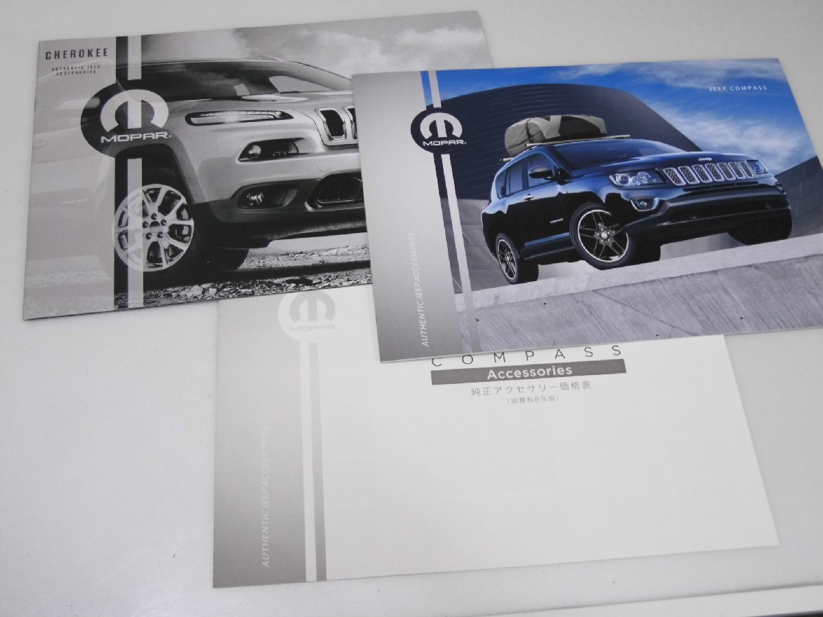 Glp_367306　外車カタログ　Jeep CHEROKEE MOPAR Authentic Jeep Accessories　写真前一部景_画像1