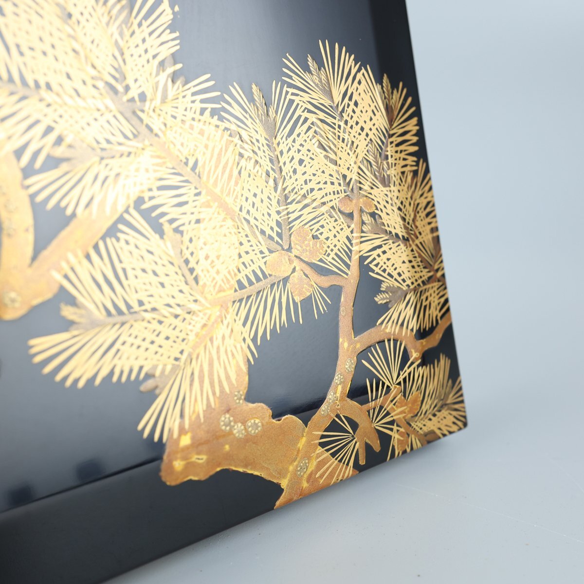 【志】K0571 松之蒔絵御硯箱 迎田嘉亭作 秋悦下絵 蒔絵 二段 銀縁 水滴 硯 時代物 文房具｛＃_画像6