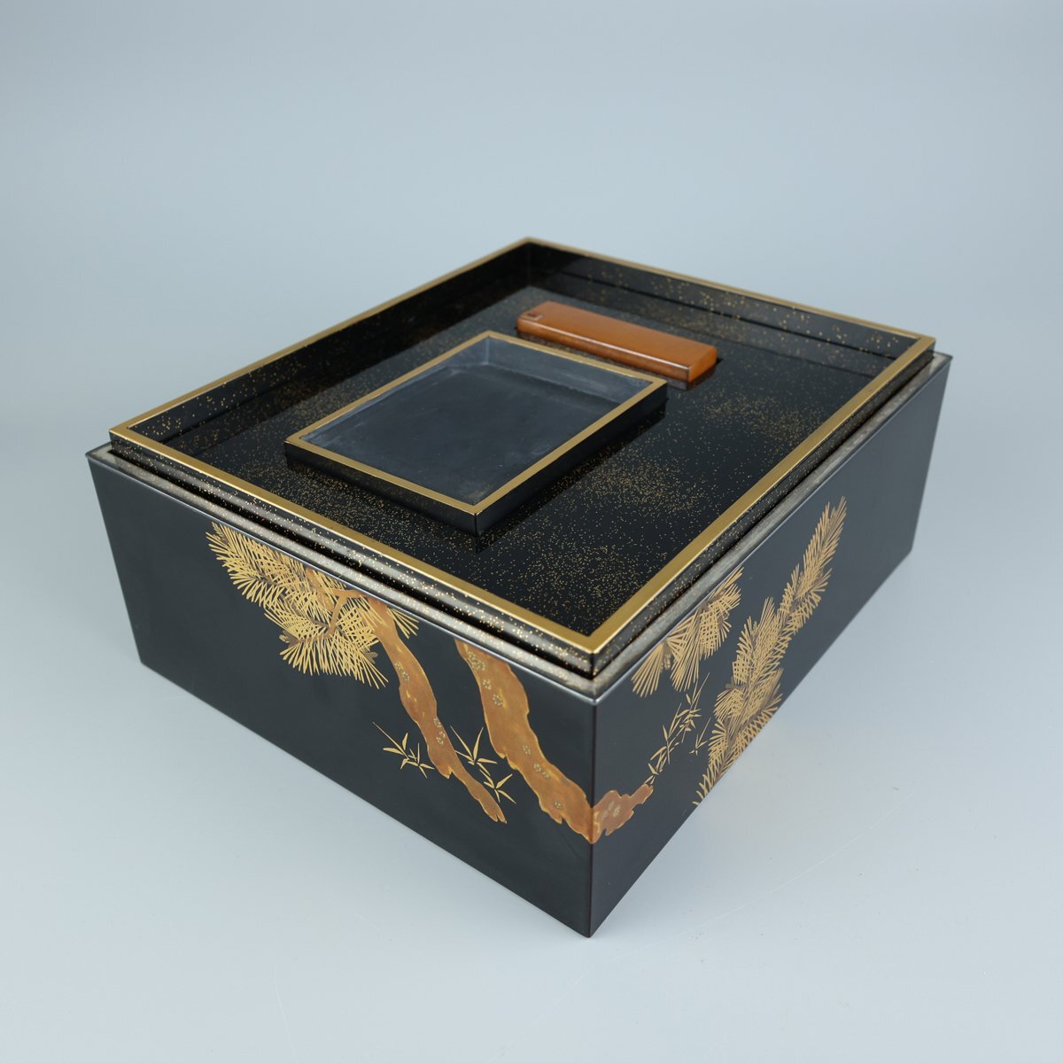 【志】K0571 松之蒔絵御硯箱 迎田嘉亭作 秋悦下絵 蒔絵 二段 銀縁 水滴 硯 時代物 文房具｛＃_画像8