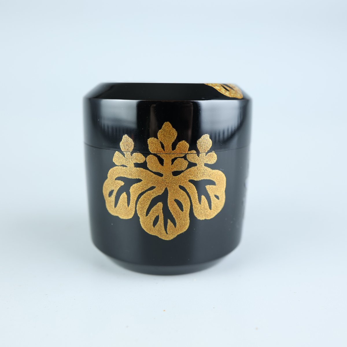 【志】K0607 菊桐蒔絵 吹雪棗 一后一兆作 螺鈿 蒔絵 茶道具 茶入 共箱【】_画像3