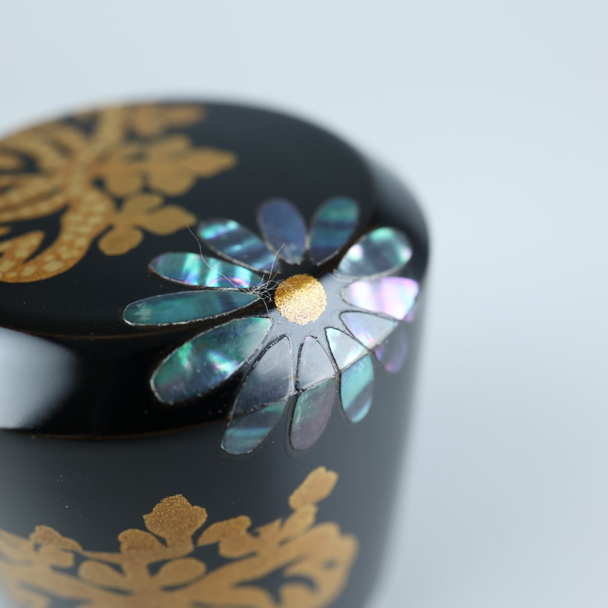 【志】K0607 菊桐蒔絵 吹雪棗 一后一兆作 螺鈿 蒔絵 茶道具 茶入 共箱【】_画像6