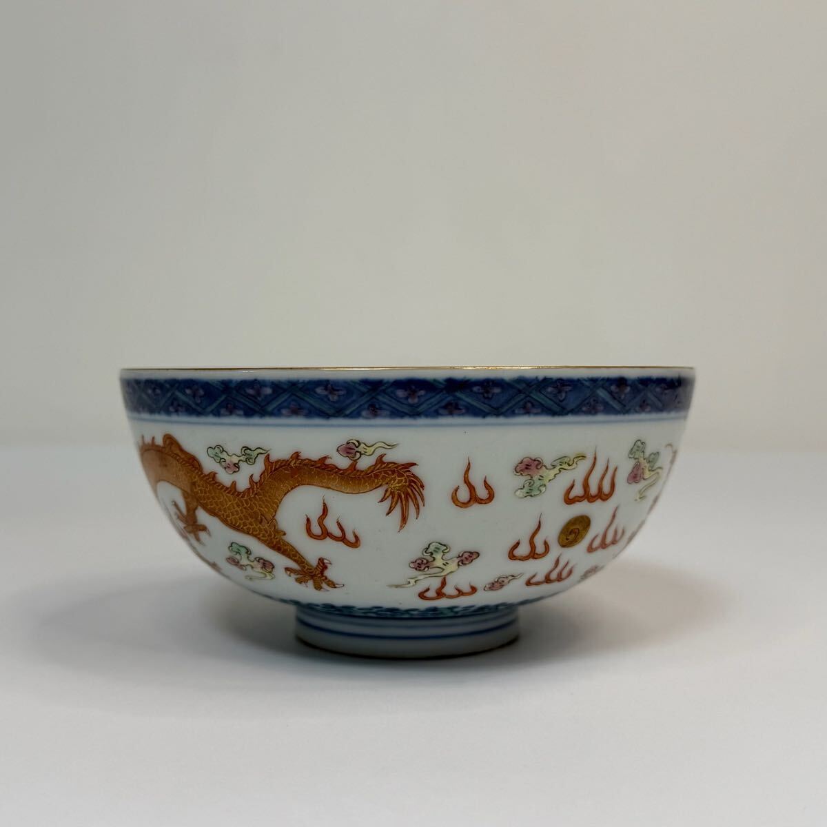 X-中国古美術 時代物 色絵 染付 礬紅 龍図 茶碗 茶道具 共箱付 在銘 唐物 陶磁器 中国古玩 骨董品_画像3