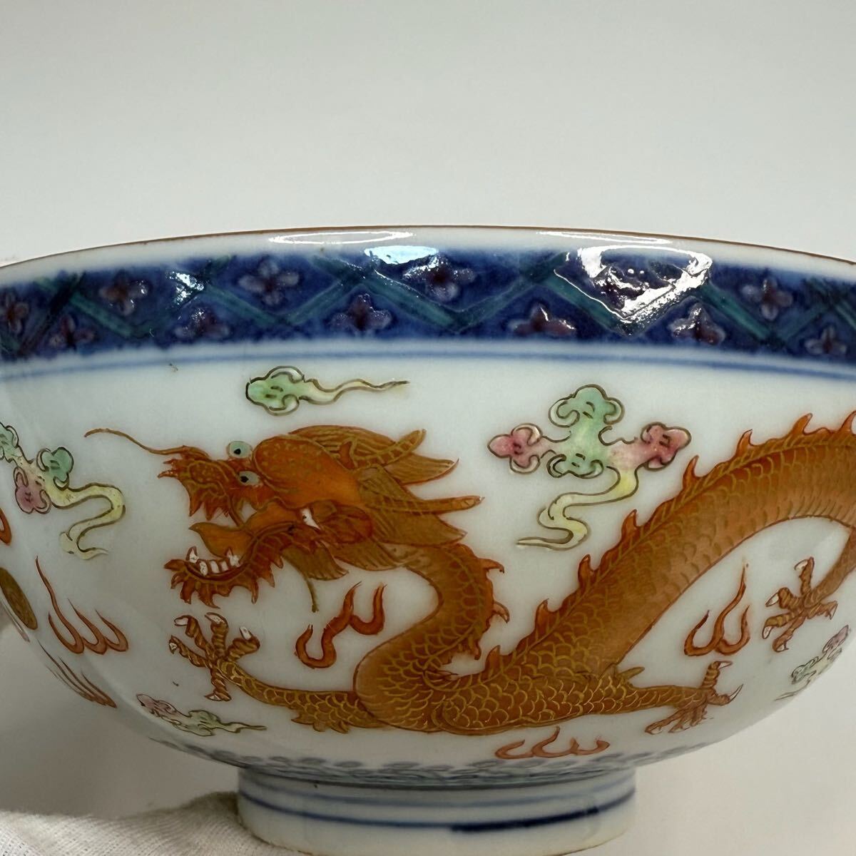 X-中国古美術 時代物 色絵 染付 礬紅 龍図 茶碗 茶道具 共箱付 在銘 唐物 陶磁器 中国古玩 骨董品_画像6