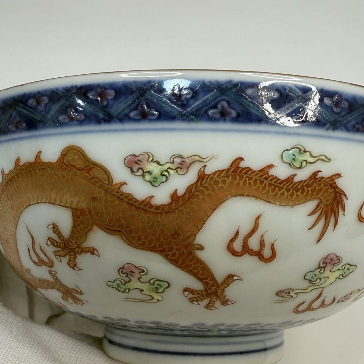 X-中国古美術 時代物 色絵 染付 礬紅 龍図 茶碗 茶道具 共箱付 在銘 唐物 陶磁器 中国古玩 骨董品_画像7