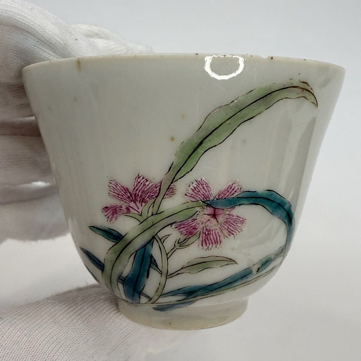 X-中国古美術 時代物 色絵 粉彩 杯 盃 茶道具 花草図 仕覆付 共箱付 在銘 成化年製 唐物 陶磁器 中国古玩 骨董品 傷あり_画像5