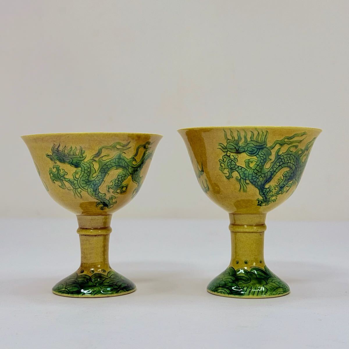 CBW-中国古美術 時代物 盃 杯 色絵 地緑彩 龍図 在銘 大明嘉靖年製 ペア 茶道具 唐物 陶磁器 中国古玩 骨董品_画像2