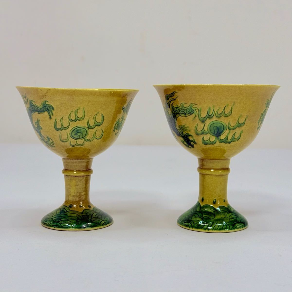 CBW-中国古美術 時代物 盃 杯 色絵 地緑彩 龍図 在銘 大明嘉靖年製 ペア 茶道具 唐物 陶磁器 中国古玩 骨董品_画像3
