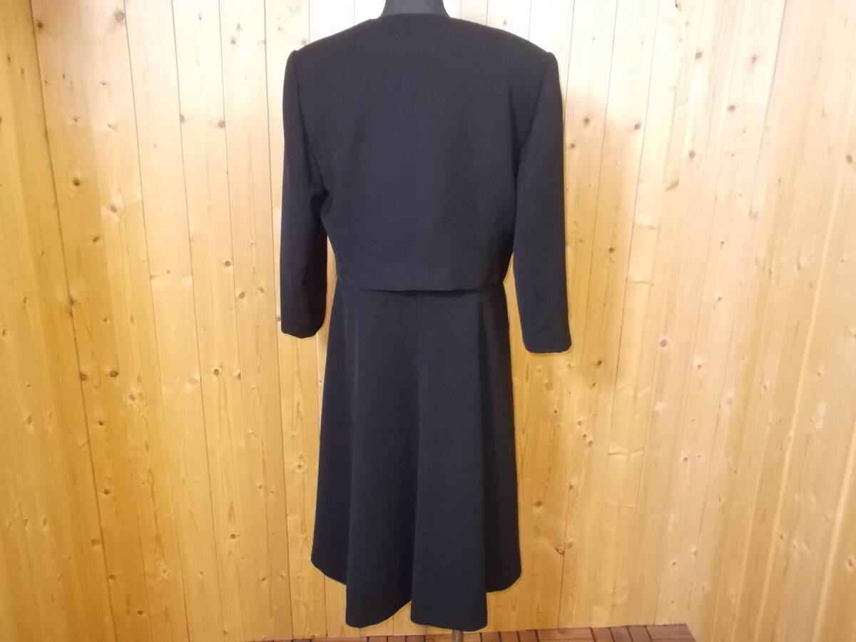 b360◆pierre cardin ブラックフォーマル◆サイズ13 クリーニング済 肩パット ピエールカルダン ジャケット ワンピース 喪服お通夜お葬式7K_画像3