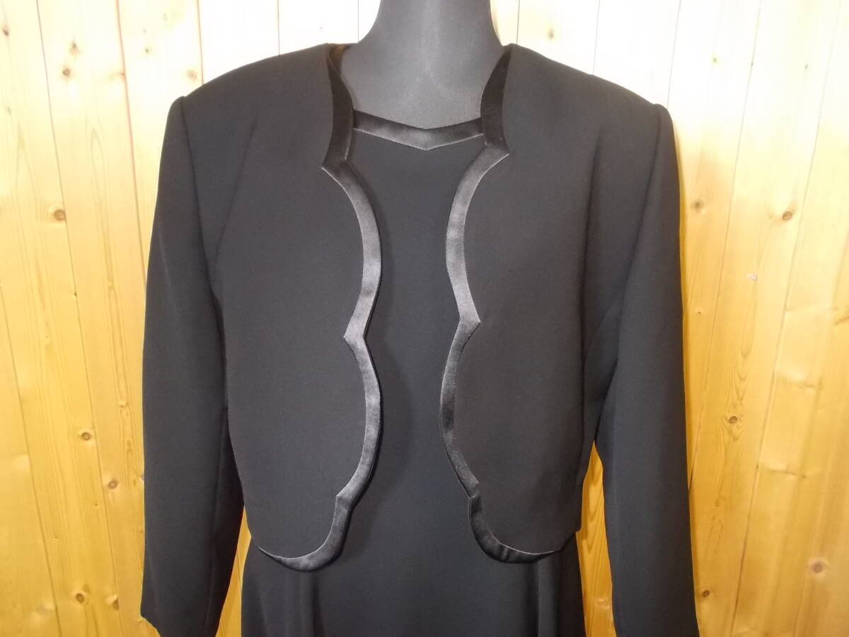 b360◆pierre cardin ブラックフォーマル◆サイズ13 クリーニング済 肩パット ピエールカルダン ジャケット ワンピース 喪服お通夜お葬式7K_画像2