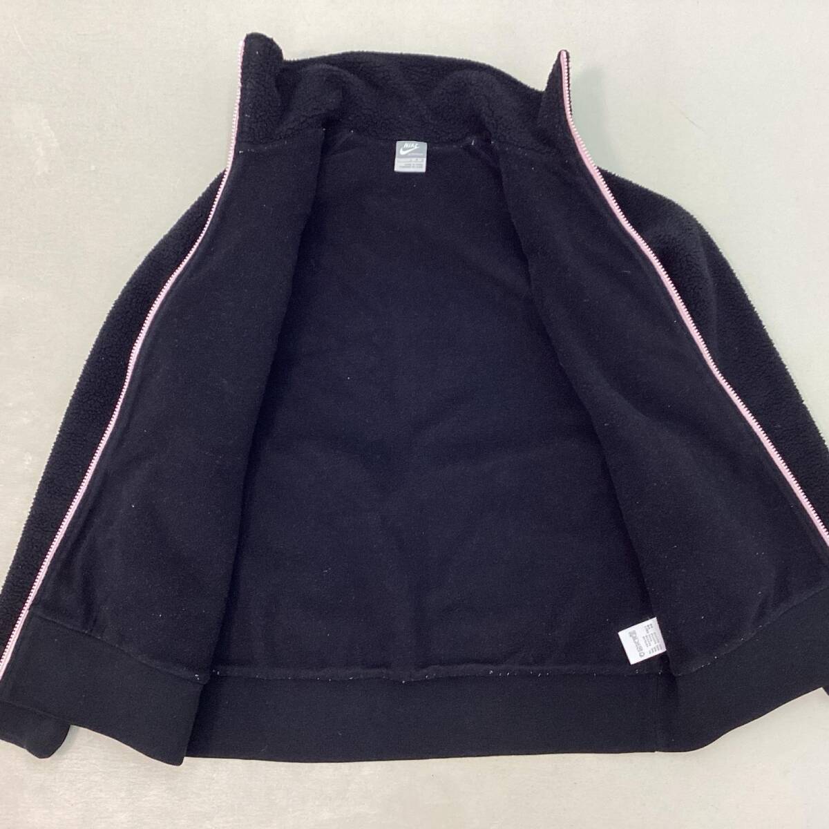 ■ NIKE ナイキ ブルゾン ボアジャケット フリーズ ブラック ピンク サイズL レディース ジップアップ ロゴ刺繍 スポーツ 0.7kg_画像6
