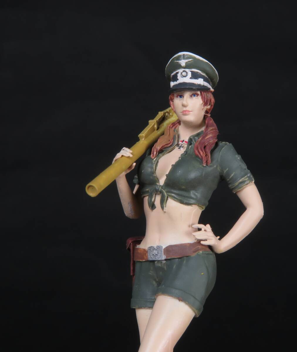 パンツァーファーストを担ぐ女ドイツ兵　1/35レジンキット塗装済み完成品 _画像1