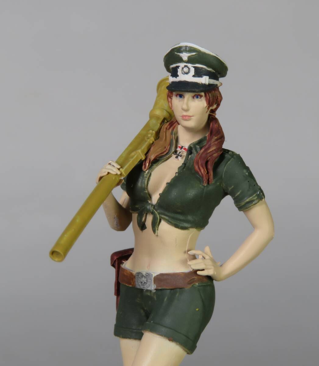 パンツァーファーストを担ぐ女ドイツ兵　1/35レジンキット塗装済み完成品 _画像6