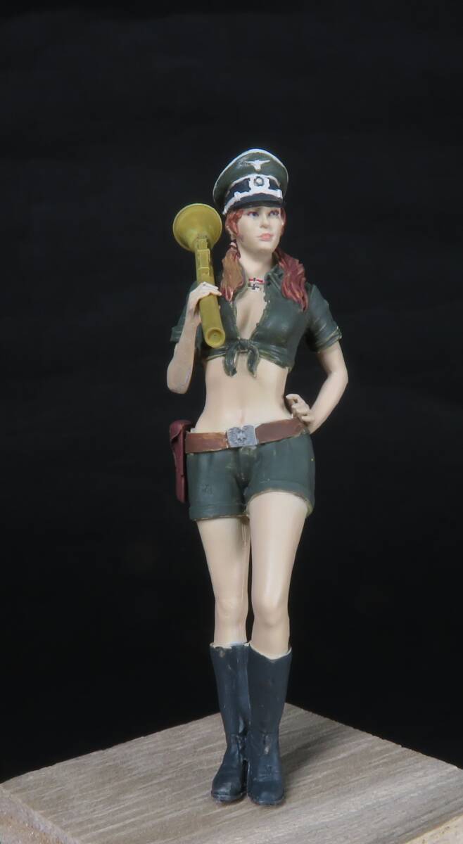 パンツァーファーストを担ぐ女ドイツ兵　1/35レジンキット塗装済み完成品 _画像8