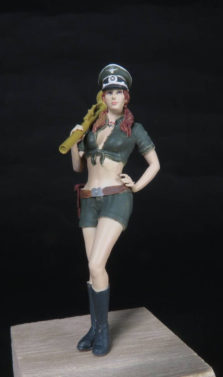 パンツァーファーストを担ぐ女ドイツ兵　1/35レジンキット塗装済み完成品 _画像9