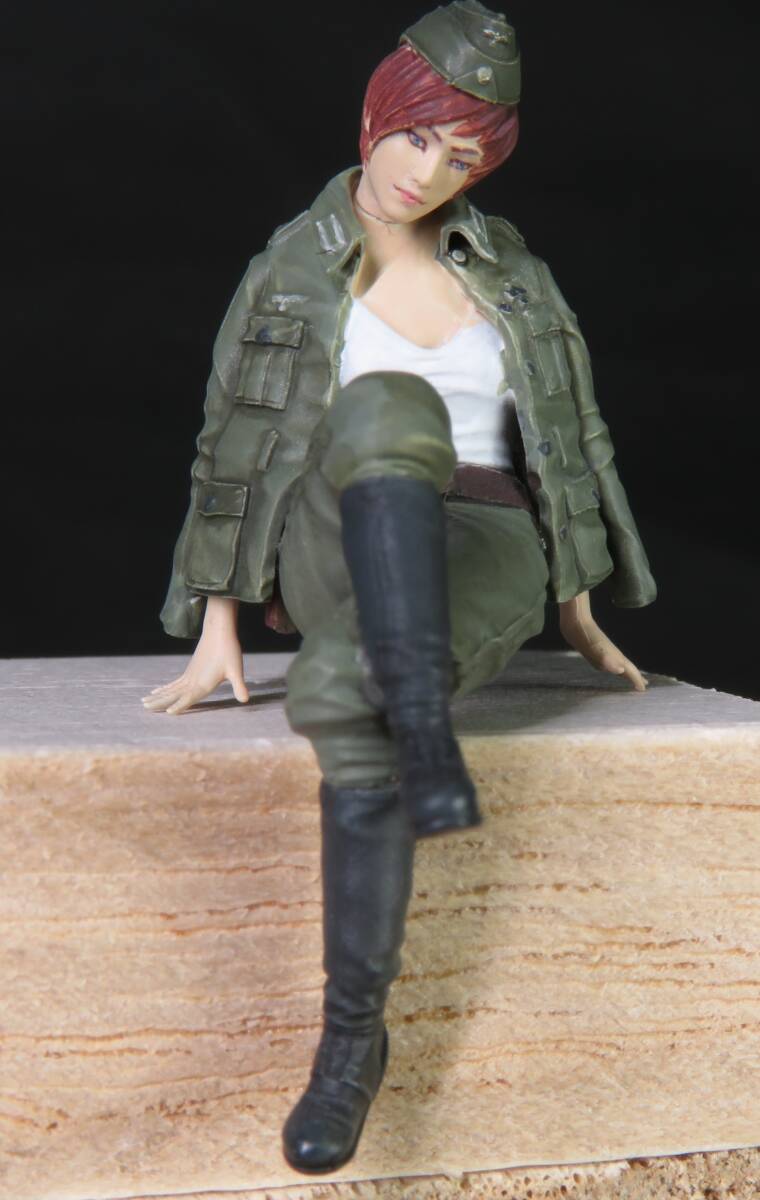 女ドイツ兵　足組　1/35レジンキット塗装済み完成品一体_画像3