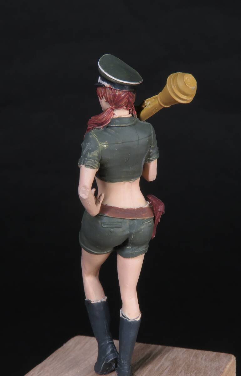 パンツァーファーストを担ぐ女ドイツ兵　1/35レジンキット塗装済み完成品 _画像10