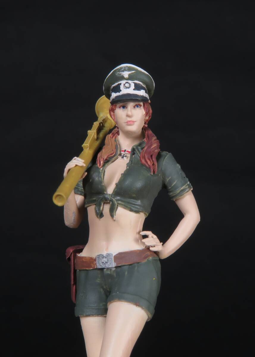 パンツァーファーストを担ぐ女ドイツ兵　1/35レジンキット塗装済み完成品 _画像2