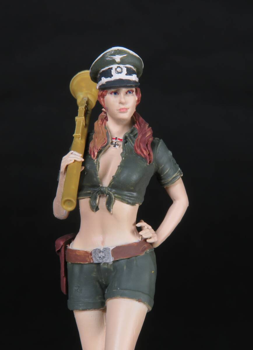 パンツァーファーストを担ぐ女ドイツ兵　1/35レジンキット塗装済み完成品 _画像4