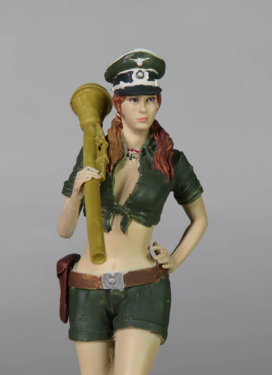 パンツァーファーストを担ぐ女ドイツ兵　1/35レジンキット塗装済み完成品 _画像7