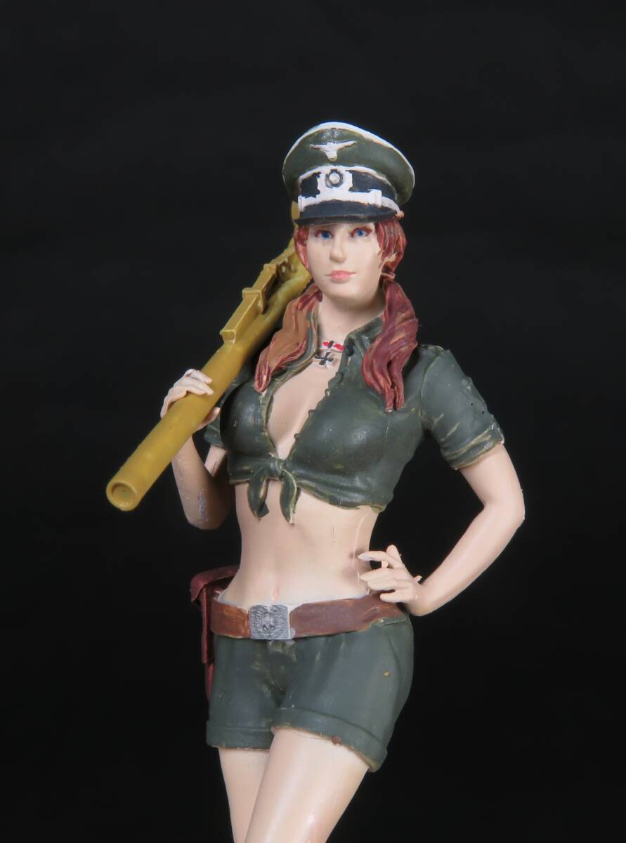 パンツァーファーストを担ぐ女ドイツ兵　1/35レジンキット塗装済み完成品 _画像3