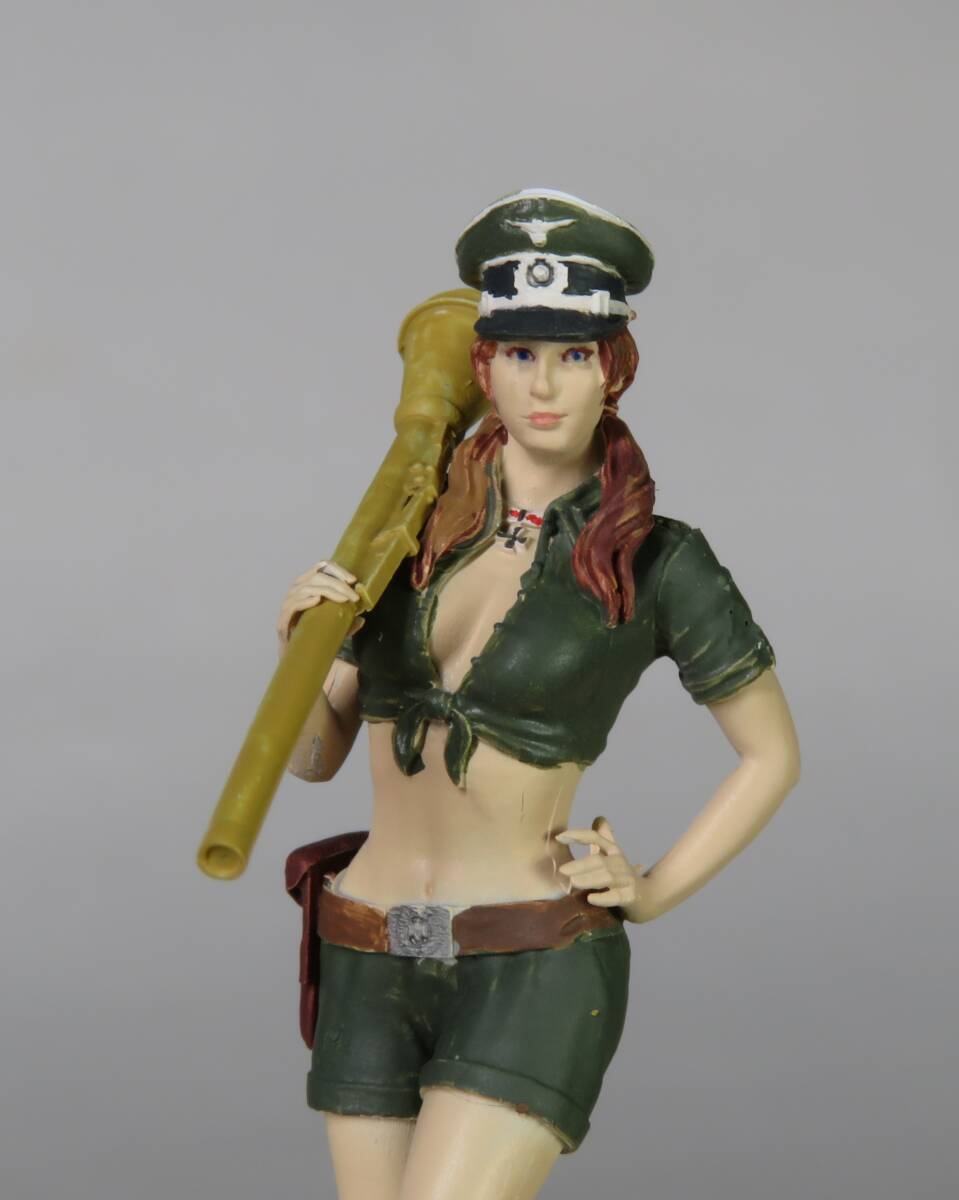 パンツァーファーストを担ぐ女ドイツ兵　1/35レジンキット塗装済み完成品 _画像5