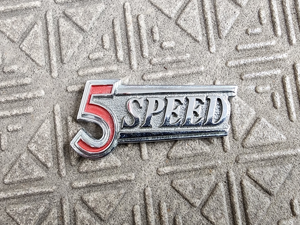 日産スカイラインケンメリ(S49年型) トランク部５スピードマーク　新品未使用_画像1