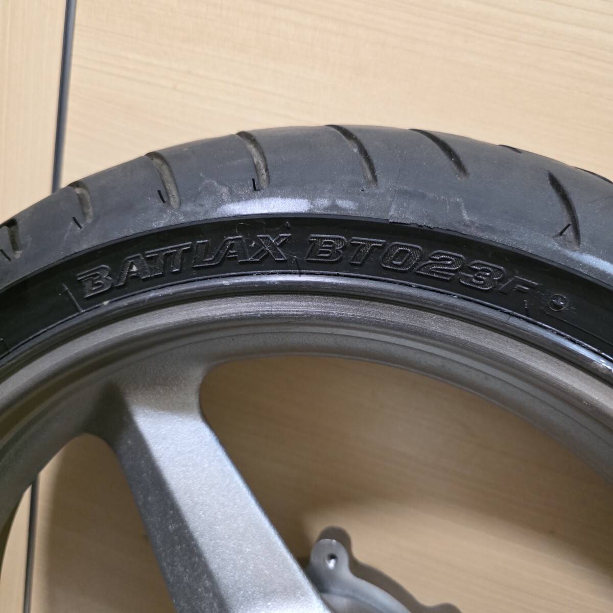 PVM製　ホイール　GPZ900R 　120/70ZR17 　BATTLAX BTO23F 17インチ　フロント　_画像6