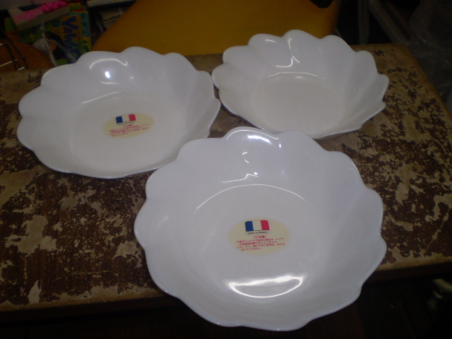 ヤマザキ　春のパンまつり　皿　3枚　直径17.5㎝2枚未使用　直径15.5㎝は使ってあるみたいです。_画像1