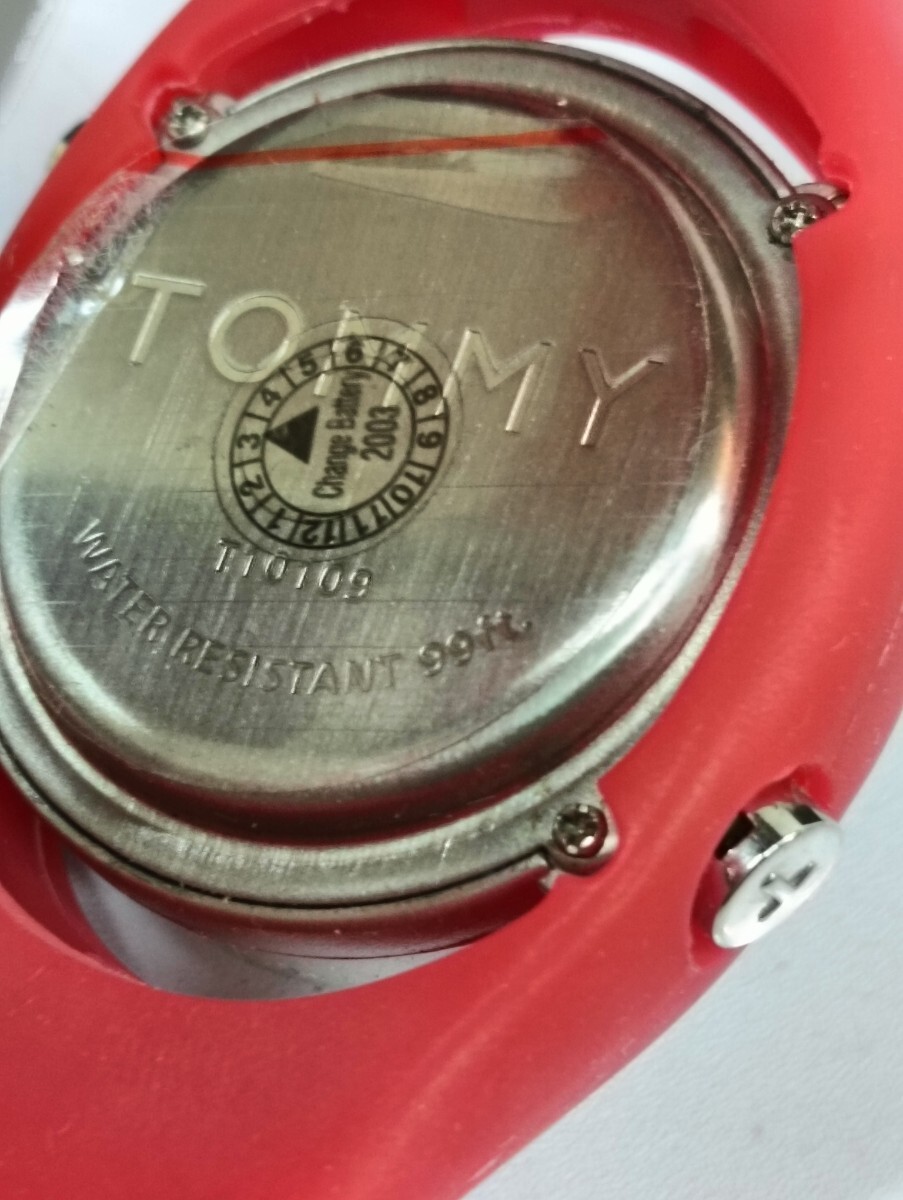 トミーヒルフィガー 1710027 デジタル腕時計 赤 ラバー T10109 未使用長期保管品 箱説付 電池切れ要交換 ジャンク扱い 60サイズ_画像8